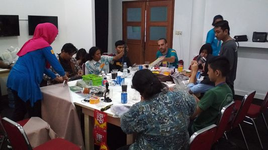 Lifepatch seni media 2017 - lokakarya Master DIY gasmask 02.jpg