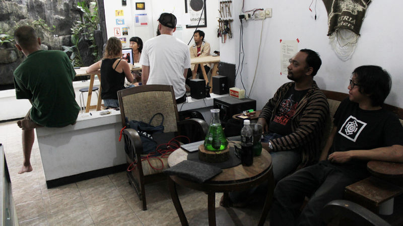 File:Presentasi Martinka Bobrikova & Oscar de Carment.jpg
