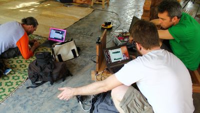 Dr. Marc Dusseiller, Urs Gaudenz dan Robin Scheibler sedang melakukan pemrograman digital mesin sampel air.jpg