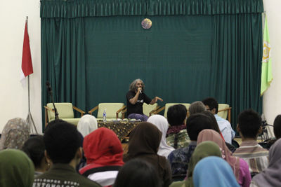 Yashas Shetty dalam presentasinya di simposium Hackterialab.jpg