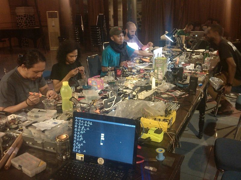 File:Open Lab OK Video 2015 - Meja Kerja.jpg