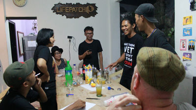 Tb budiarto sedang menjelaskan resep racikan minumannya kepada peserta workshop.jpg