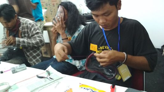 Lifepatch seni media 2017 - lokakarya Master DIY gasmask 06.jpg
