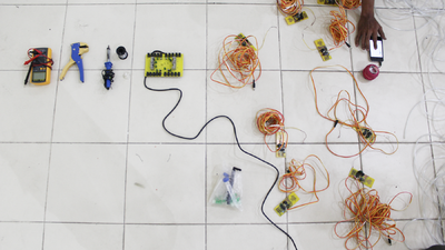 Persiapan pemasangan perangkat elektronik pada moist sense di pameran cut & re-mix 2014.png