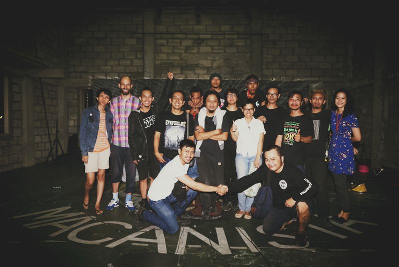 File:Foto Peserta dan Panitia Pengolah Sinyal di Kedai Kebun.jpg