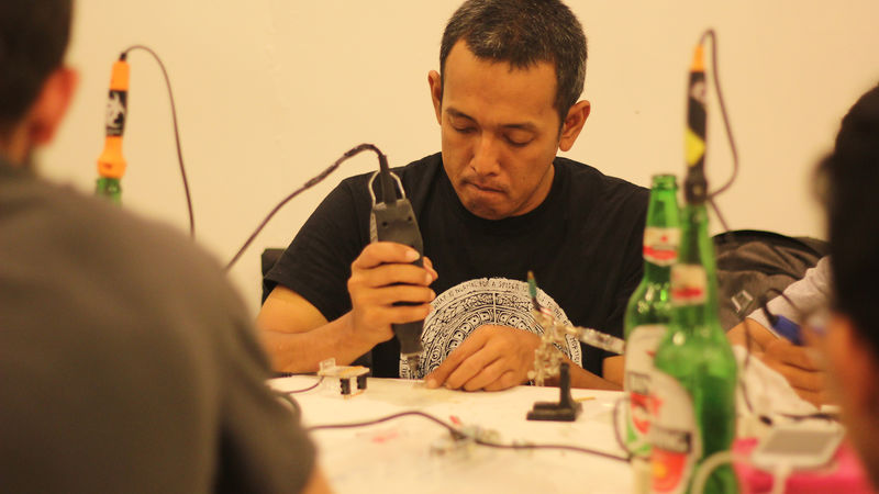 File:Lokakarya DIY Midi Controller Biennale Jogja 03.jpg