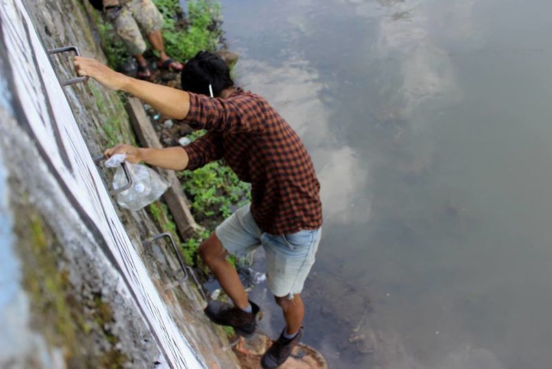File:Pengambilan Sampel Air Sungai Code 2013 16.jpg