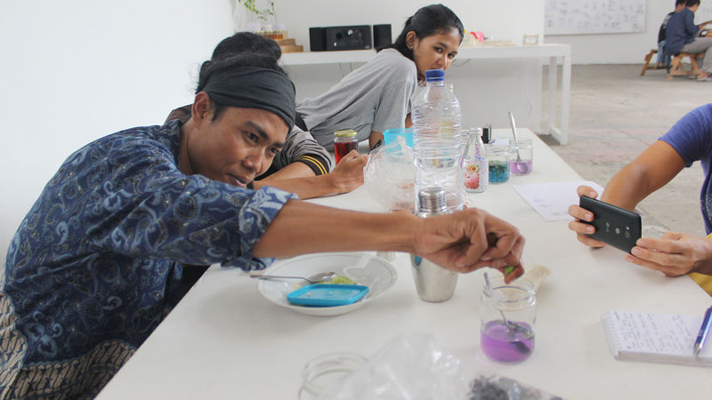 File:Biennale Jogja - Lifepatch - SKS - Pewarna alami 07.jpg