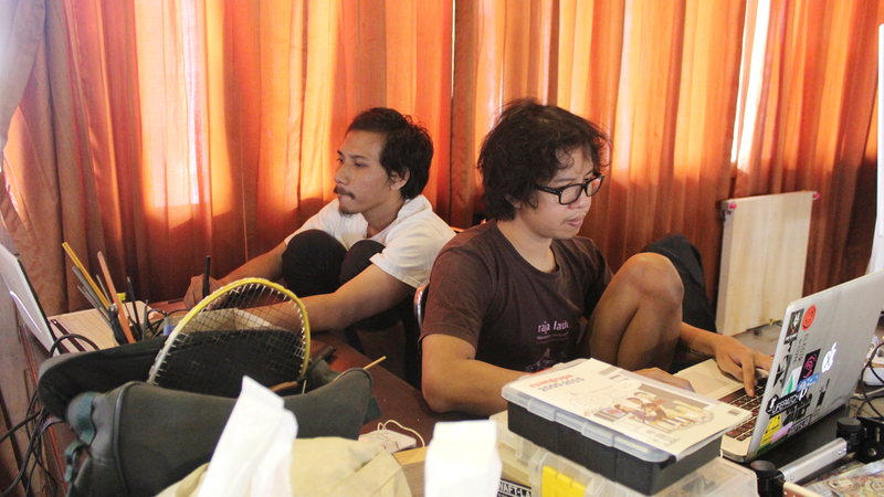 File:Meth dari WAFTLAB dan Budi Prakosa tengah mengerjakan eksperimen.png