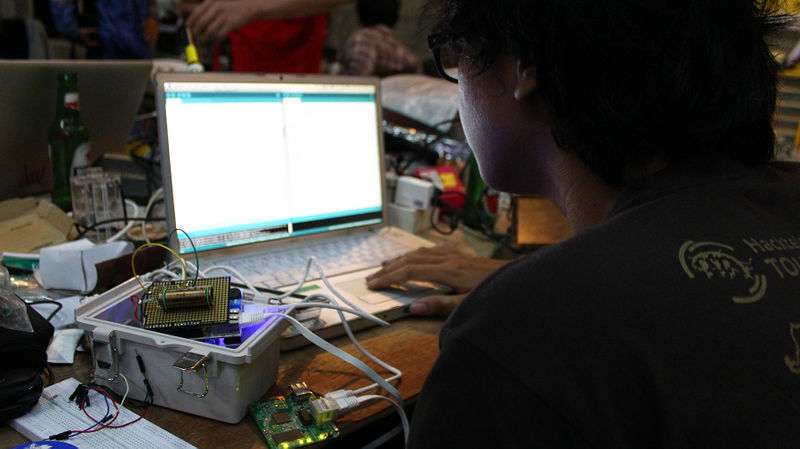 File:Budi Prakosa sedang melakukan pemrograman sensor radiasi .jpg